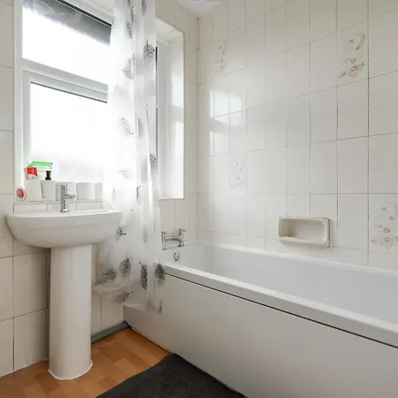 Comfy 3Br Home - Pool Table - Games - Sleeps 8 Manchester Buitenkant foto